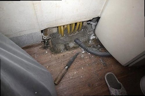 상록구 누수탐지 화장실 바닥과 아래층 천장 누수 흔적을 비교하는 현장 점검