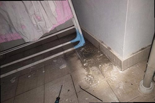 상록구 누수탐지 베란다 천장과 창틀 주변의 누수 흔적을 확인하는 현장