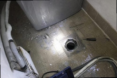 동안구 누수탐지 베란다 천장 물자국과 창틀 주변 상태를 확인하는 모습