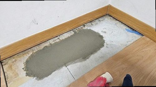 동안구 누수탐지 배관 연결부 보수 후 건조와 벽면 복구를 진행하는 모습