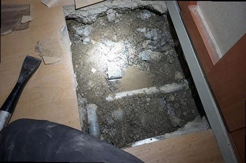 만안구 누수탐지 천장 얼룩과 벽지 들뜸을 확인하는 현장 점검 모습