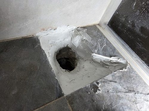 누수탐지 벽면 얼룩 흔적과 줄눈 틈새를 관찰하는 모습
