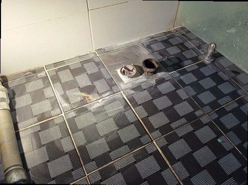 누수탐지 보일러와 난방 분배기 주변 배관을 점검하는 현장