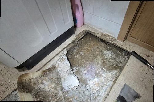 누수탐지 싱크대 하부장과 수도계량기 별침을 확인하는 현장