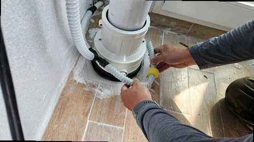 만안구 누수탐지 베란다 천장 물자국과 창틀 주변 실란트를 확인하는 현장