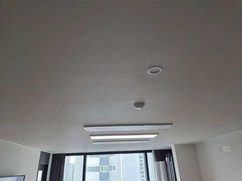 누수탐지 실외기 배관 관통부와 벽면 실링 상태를 보여주는 점검 장면