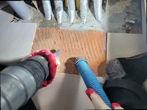 누수탐지 배관 압력 검사와 욕실 배수구 주변을 확인하는 과정