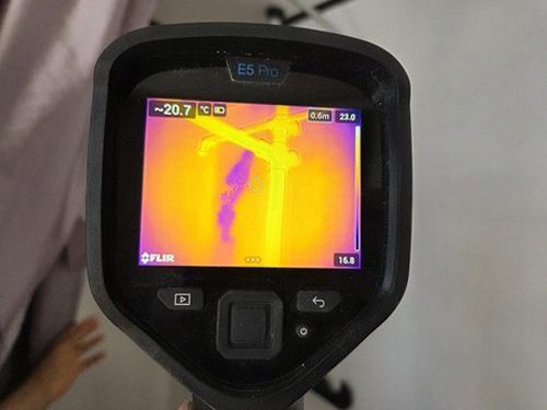 누수탐지 천장 얼룩 주변을 점검하는 배관 확인 장면