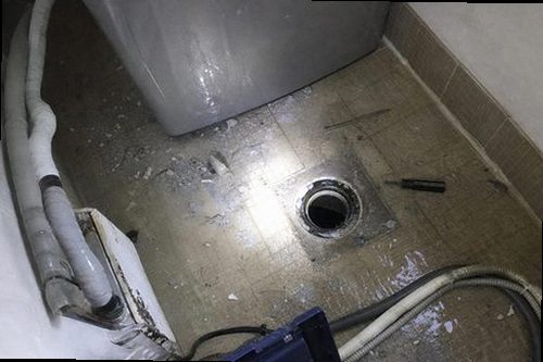 동탄구 누수탐지 천장 얼룩과 벽면 습기를 확인하는 누수 점검 모습