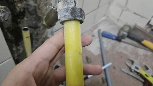 누수탐지 수도계량기 별침과 집 안 밸브 상태를 확인하는 장면