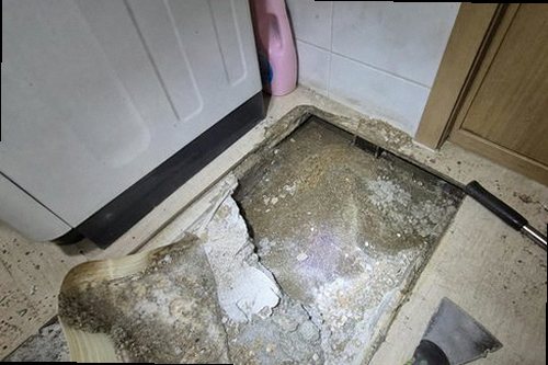 누수탐지 싱크대 하부장과 벽면의 누수 흔적을 확인하는 모습