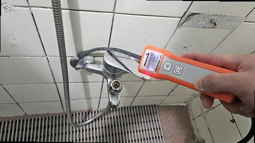 병점구 누수탐지 수도계량기 별침과 배관 압력 게이지를 확인하는 모습