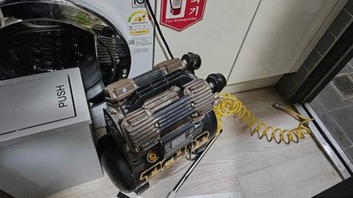 누수탐지 압력계와 가스탐지기를 사용해 난방 배관을 점검하는 모습