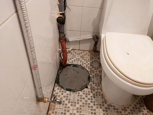 누수탐지 세면대 하부장 바닥에 나타난 젖음 흔적과 배수 트랩 주변 얼룩 관찰 장면