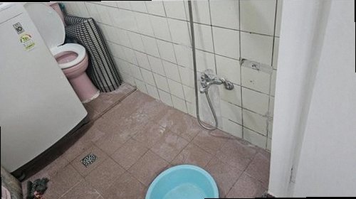 일산동구 누수탐지 수도계량기 별침과 실내 누수 흔적을 확인하는 모습
