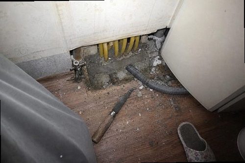일산서구 누수탐지 욕실 바닥과 수도계량기 별침을 확인하는 모습
