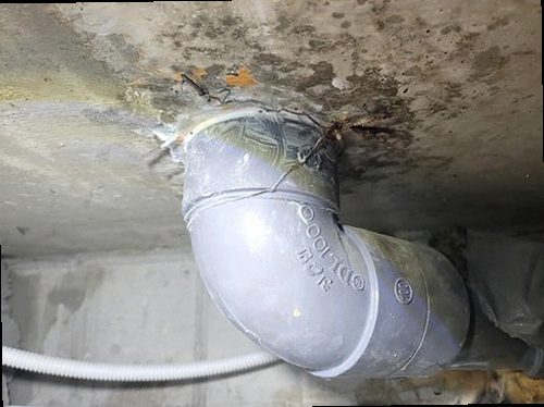 일산서구 누수탐지 누수 피해가 발생한 천장과 바닥의 습기 흔적