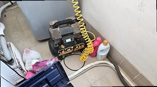 일산서구 누수탐지 베란다 창틀과 바닥의 누수 흔적을 확인하는 모습