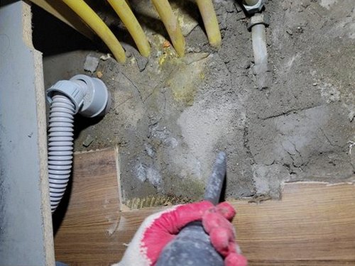 누수탐지 욕실 바닥 배수구 주변에서 청음 탐지기로 누수 지점을 확인하는 작업 장면