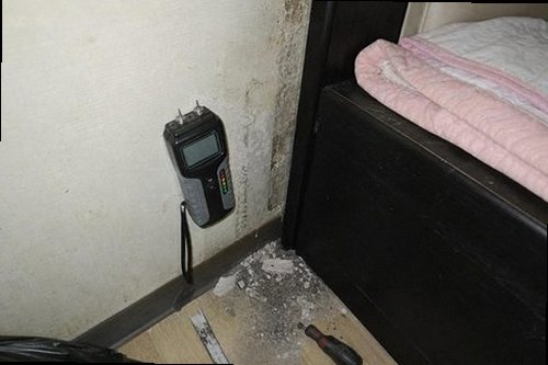 누수탐지 안방 천장 얼룩과 주변 수분 상태를 확인하는 현장 모습