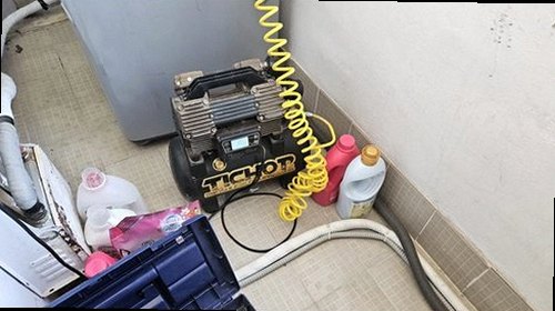 누수탐지 베란다 천장 얼룩과 배관 구조를 확인하는 모습