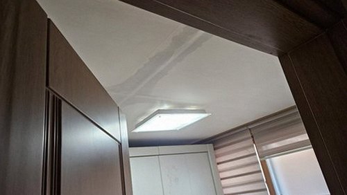 누수탐지 이화동 아파트 천장 도배지에 번진 얼룩 점검 모습