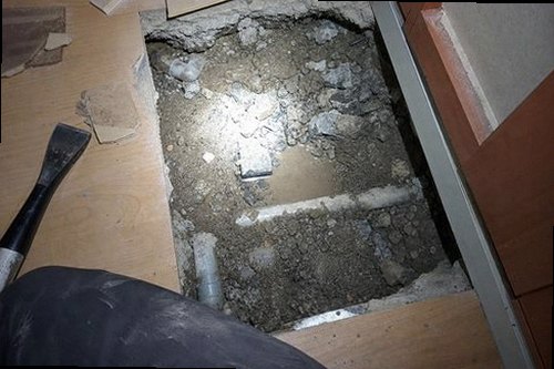 계양구 누수탐지 천장 얼룩과 벽면 습기 흔적을 확인하는 모습