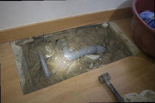 남동구 누수탐지 수도계량기와 보일러 배관을 계통별로 점검하는 모습