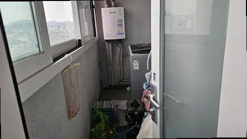 누수탐지 베란다 바닥 배수구와 벽면 얼룩을 점검하는 모습