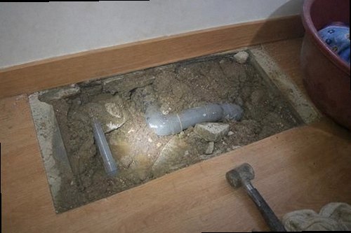 부평구 누수탐지 벽지와 천장에 나타난 물자국 및 변색을 확인하는 모습