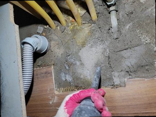부평구 누수탐지 욕실 바닥과 변기 주변 누수 흔적을 확인하는 현장 점검
