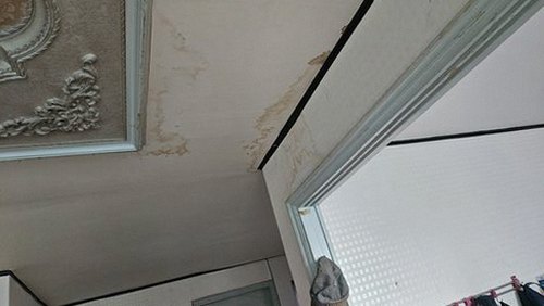 누수탐지 베란다 외벽 얼룩과 실외기 배수 라인을 함께 점검하는 장면