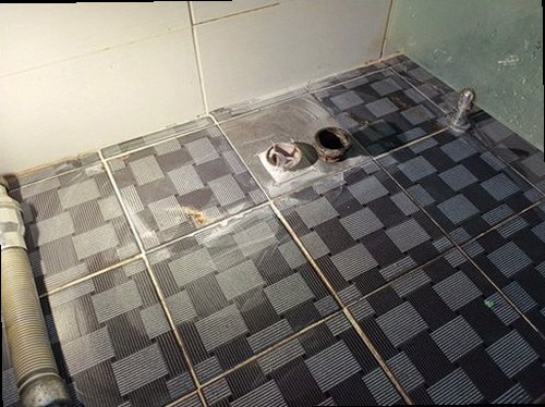 부평구 누수탐지 천장과 벽면의 누수 흔적을 확인하는 모습