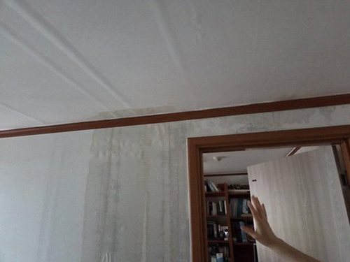 누수탐지 실외기 배관 보온재와 벽면 얼룩 상태 점검 장면