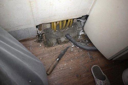누수탐지 세면대 하부장 바닥의 젖음 흔적과 벽면 얼룩을 기록하는 점검 장면