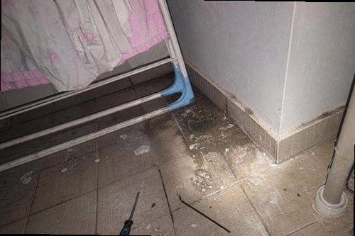 누수탐지 베란다 천장 물자국과 창틀 주변 누수 흔적 점검
