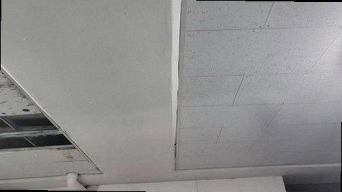 미추홀구 누수탐지 벽지 하단과 천장 모서리에 번진 누수 흔적