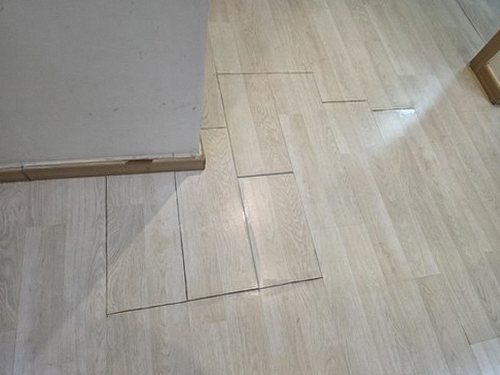 누수탐지 벽지 얼룩 경계와 천장 모서리의 물 흔적 확인 장면