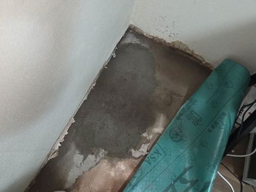 누수탐지 천장 내부 배관 노출 후 이음부 교체 작업 장면