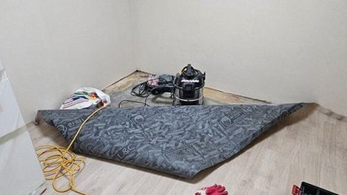 누수탐지 운서동 아파트 거실 벽면 얼룩 점검 장면