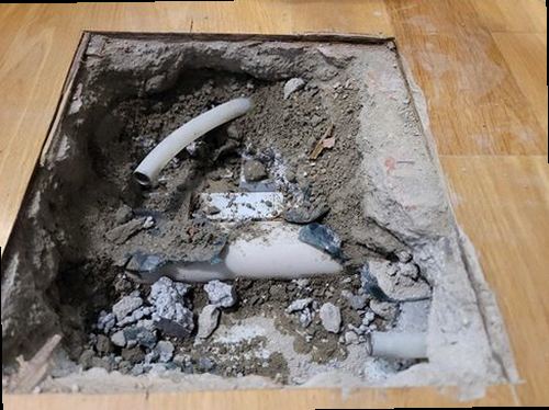 누수탐지 벽면 얼룩과 곰팡이 발생 위치를 비교하는 점검 모습
