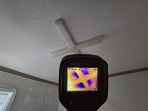 누수탐지 베란다 에어컨 실외기 하단 배수 경로와 벽면 물자국 위치를 보여주는 점검 장면