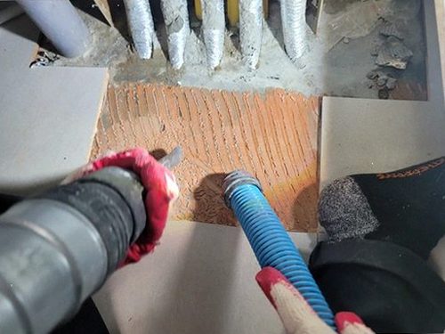 누수탐지 욕실 바닥 타일 줄눈과 배수구 주변 점검 장면