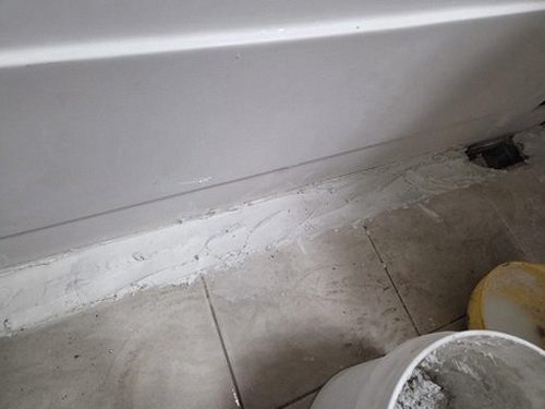 누수탐지 베란다 창틀 주변의 물자국과 코킹 상태를 확인하는 모습