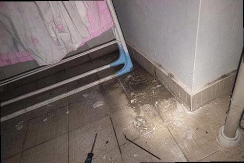 아산시 누수탐지 베란다 바닥과 벽면의 누수 흔적을 확인하는 현장