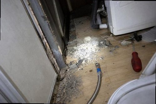 대덕구 누수탐지 싱크대 하부장 내부 급수관과 밸브 주변의 물기 확인 모습