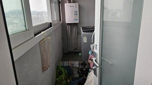 누수탐지 옥상 바닥 방수층의 균열과 배수구 주변 고임 상태를 점검하는 모습