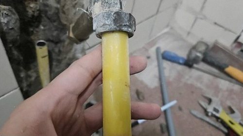 누수탐지 욕실 바닥 타일 줄눈과 배수구 주변을 점검하는 모습