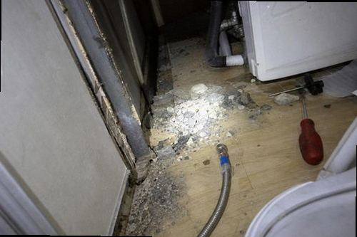 대전 동구 누수탐지 싱크대 하부장 내부와 배관 연결부를 점검하는 모습