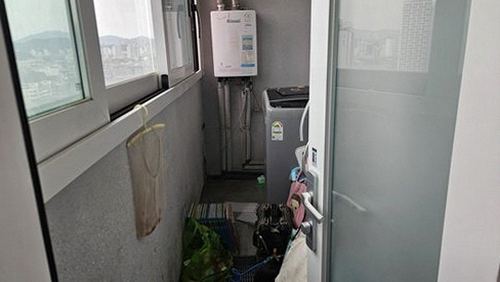 누수탐지 창틀 하부 배수구와 실란트 상태를 점검하는 모습